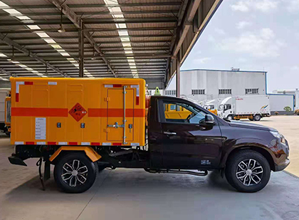 屯城镇爆破器材运输车